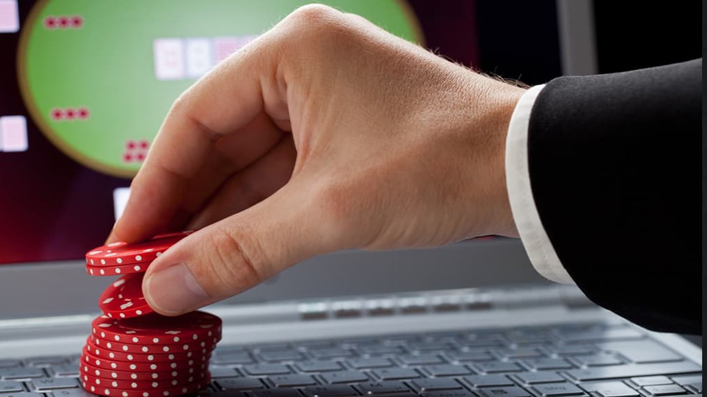 How to Get Better at Multitabling In Poker