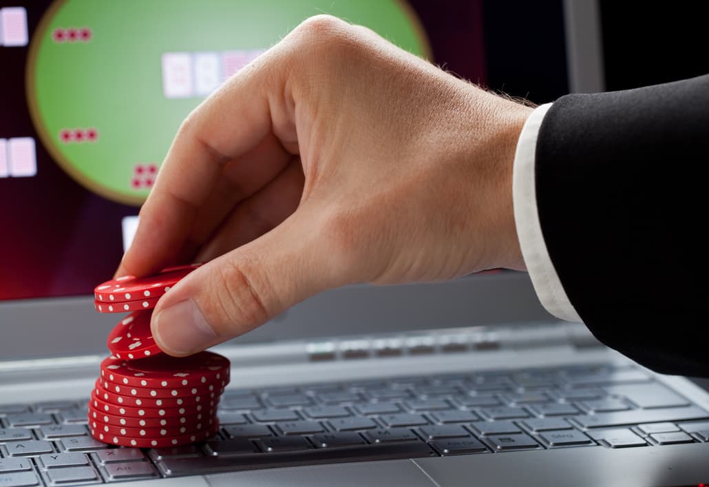 How to Spot an Online Poker Player in Live Games