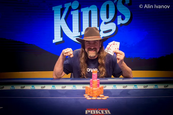 Chris Ferguson showing his winning PLO cards and sixth WSOP bracelet and winning hand at the 2017 WSOP Europe.
