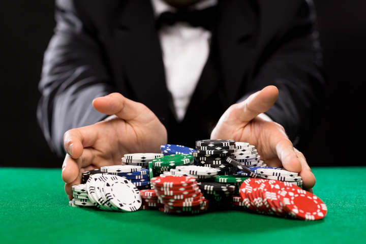 Traveling and poker bankroll