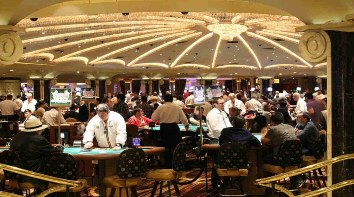 How to stay concentrated in busy poker rooms