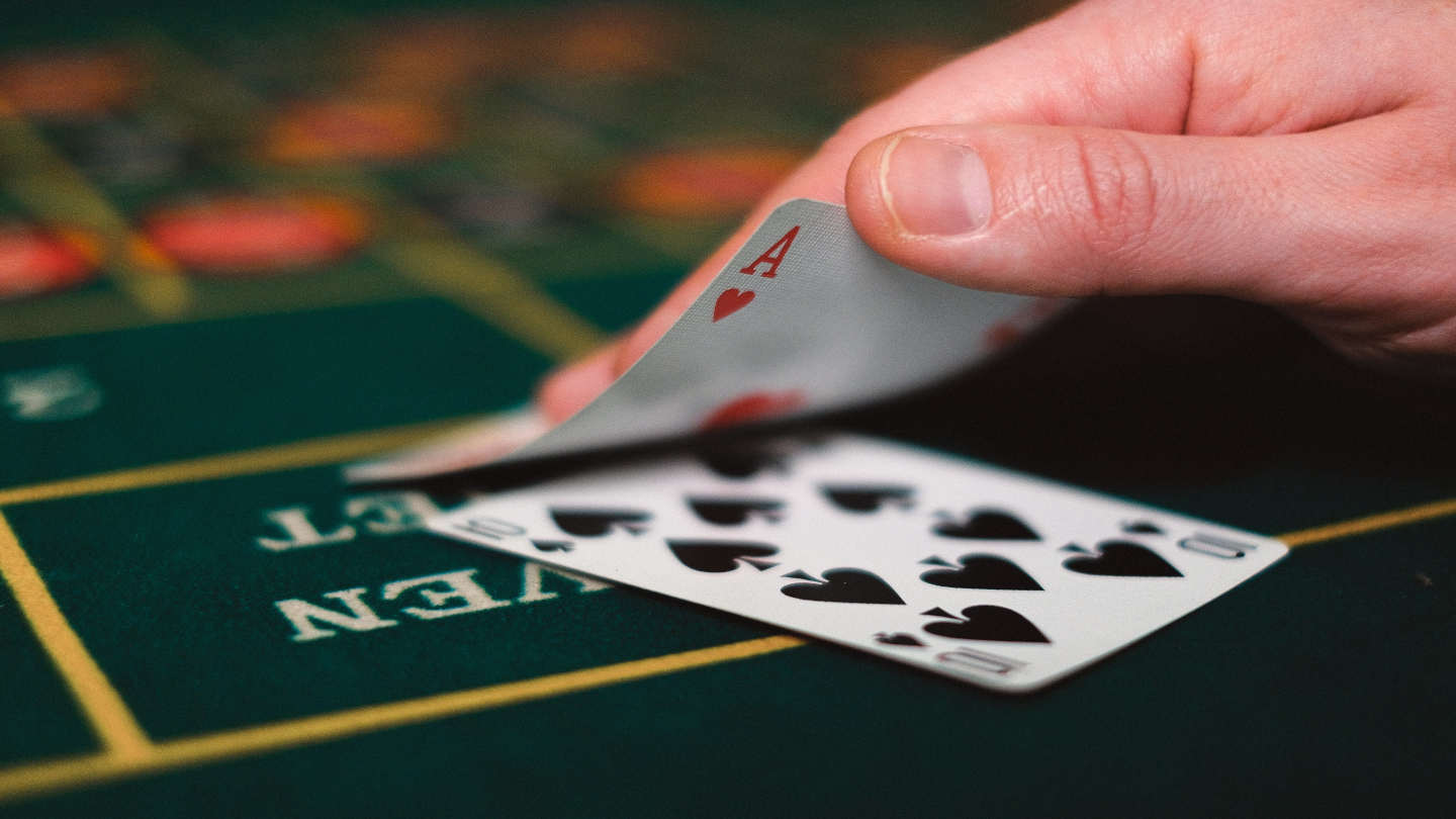 How Psychology Shapes Online Live Blackjack and Live Poker