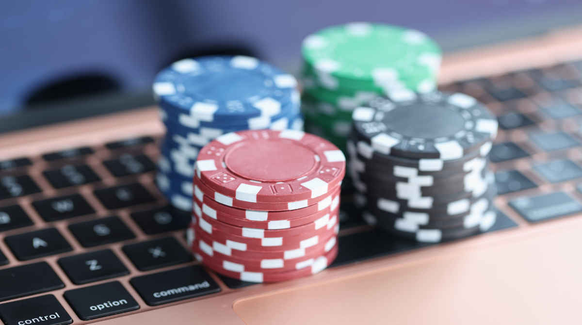 Comparing Poker and Online Slots