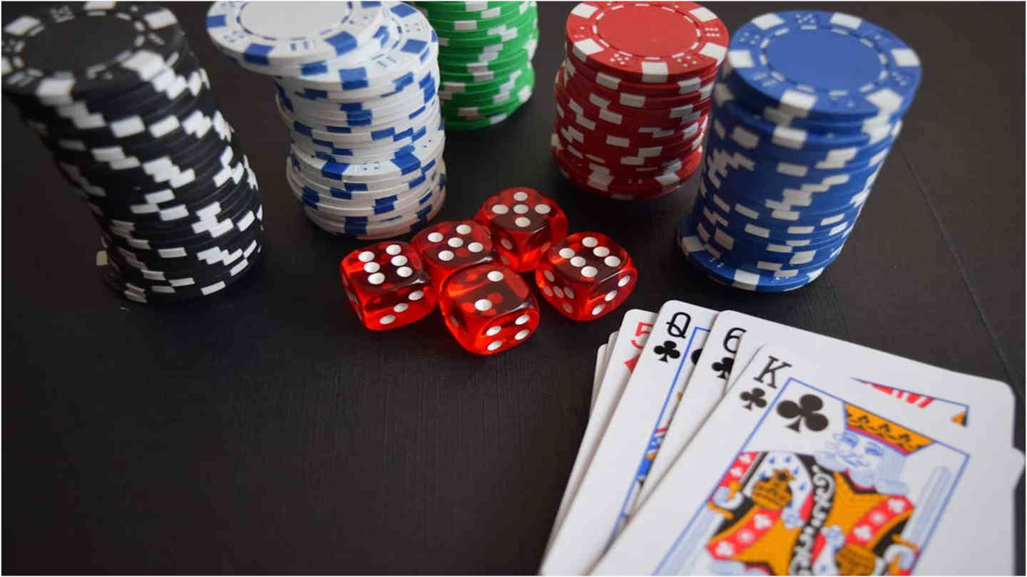 How does Online Poker Differ From Live Poker in Terms of Strategy