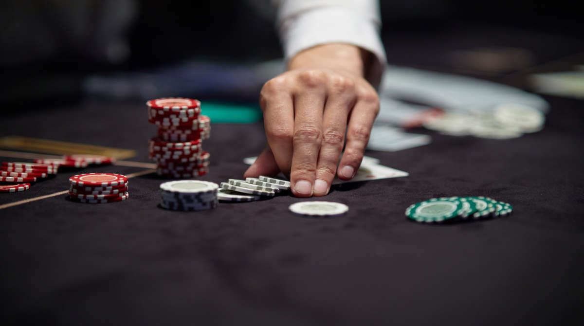 Overbetting and Polarization in Poker
