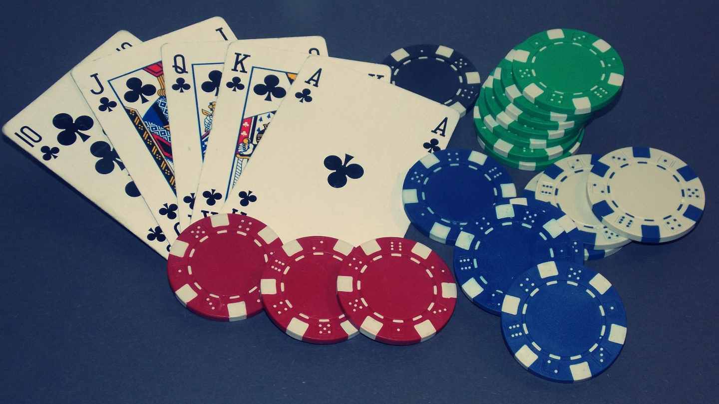 Live Dealer Poker vs. Traditional Online Tables