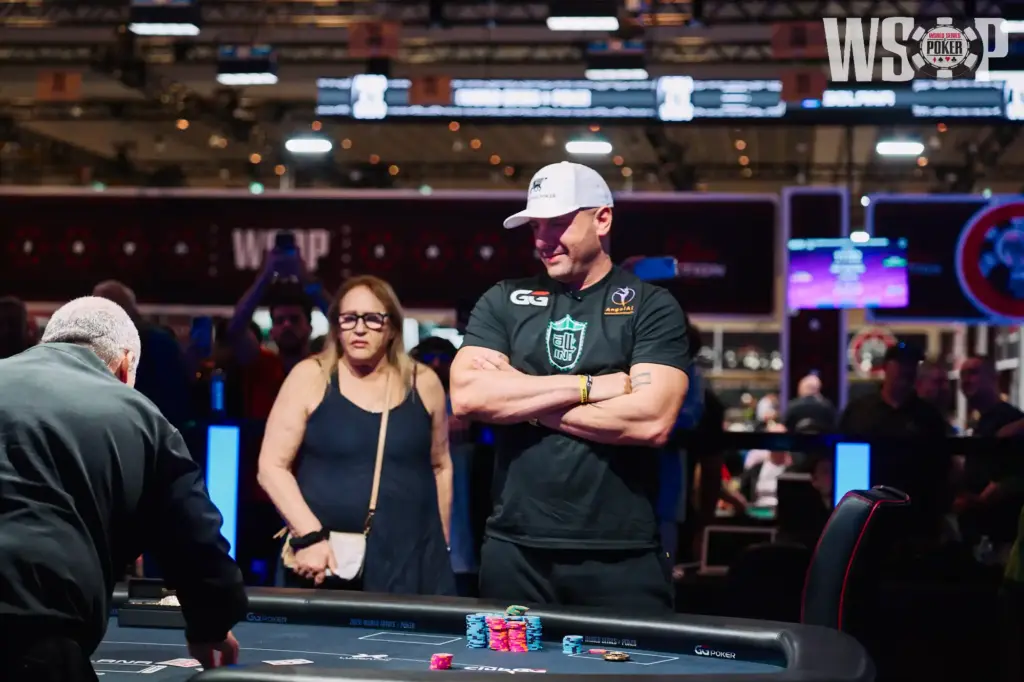 Michael Mizrachi with his mother at the 2026 WSOP PLO Championship final table